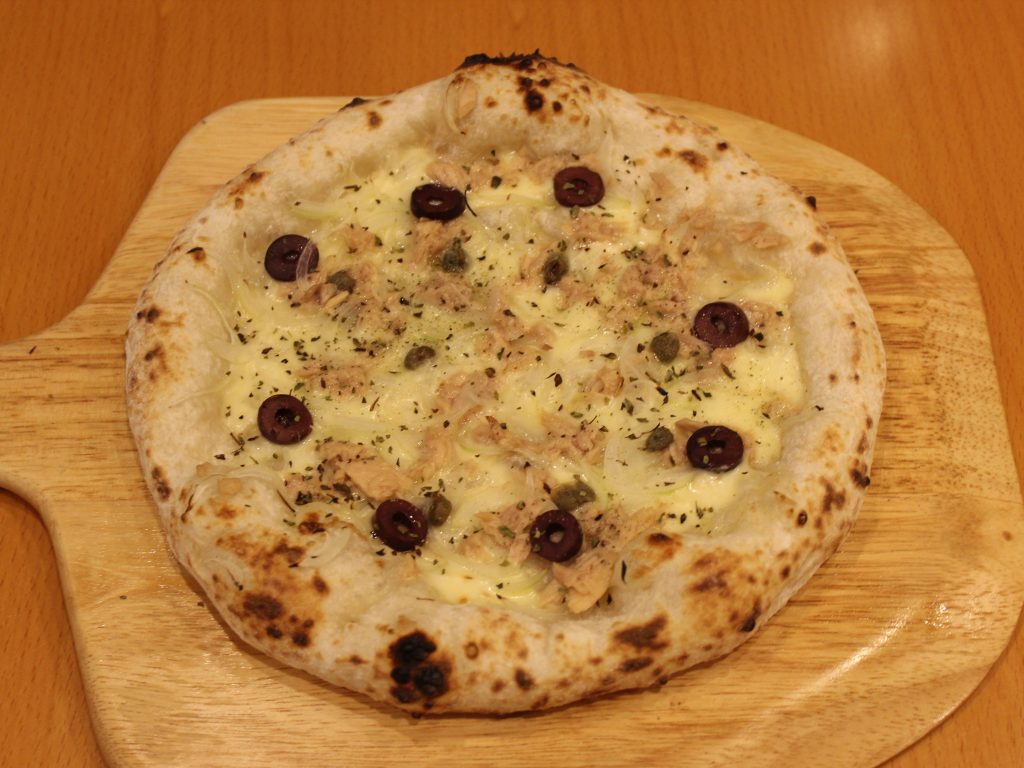 有機小麦粉、有機オリーブ、有機たまねぎ、有機モッツァレラチーズ、有機オレガノ、ケッパー、ツナ、天然酵母