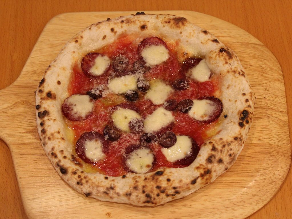 有機小麦粉、有機トマト、有機オリーブオイル、有機オリーブ、有機モッツァレラチーズ、サラミ、パルミジャーノ・レッジャーノ、天然酵母