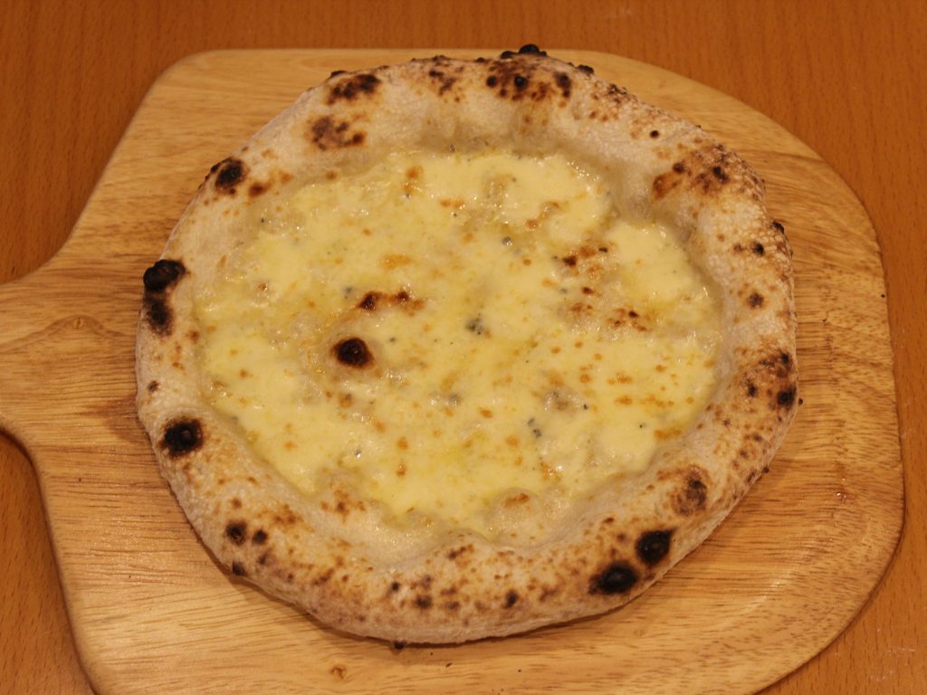 有機小麦粉、有機モッツァレラチーズ、タレッジョ、ゴルゴンゾーラ、パルミジャーノ・レッジャーノ、はちみつ/有機メープル、天然酵母